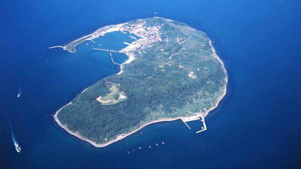 空から見た海に浮かぶ離島「神集島」